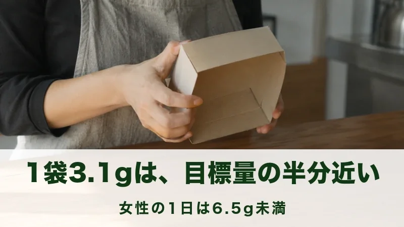 台所で無地の箱を持ち底の面を見ている手元