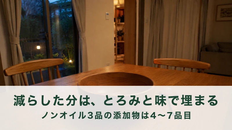 夕方の窓辺の食卓に置かれた大きな木のサラダボウル
