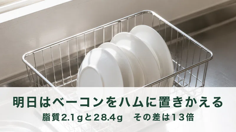 明るい台所の水切りかごに伏せて並べられた白い皿