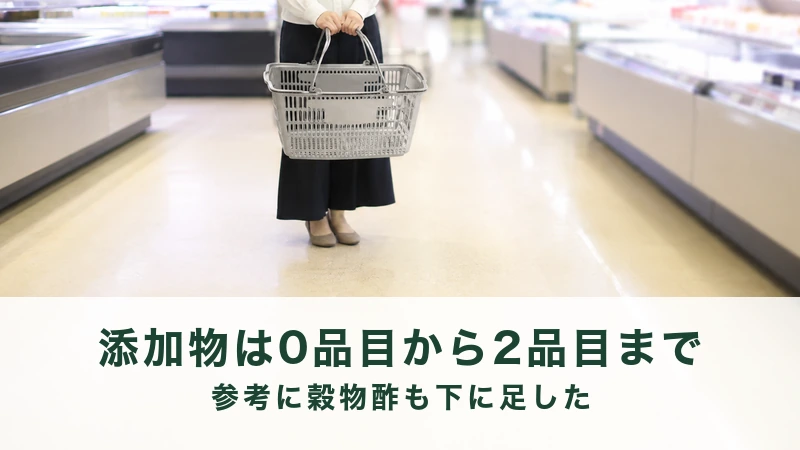 台所の作業台に大小のボトルが横一列に立っている