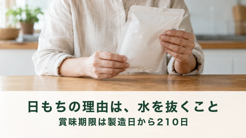 小皿に積まれた赤茶色の細いドライソーセージ