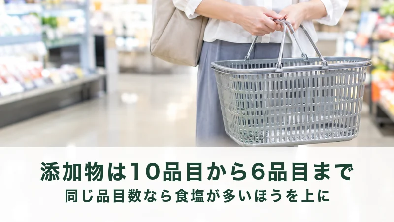 木の机に個包装のドライソーセージが並び袋の裏が見えている
