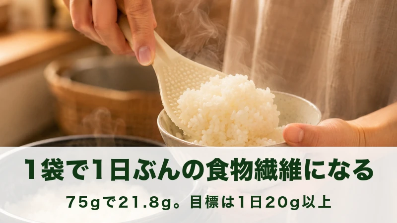 炊き上がったごはんを茶碗によそう湯気の立つ手元