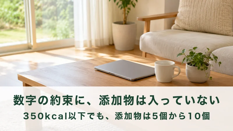 明るいリビングの木のテーブルに置かれたノートパソコンとマグカップ