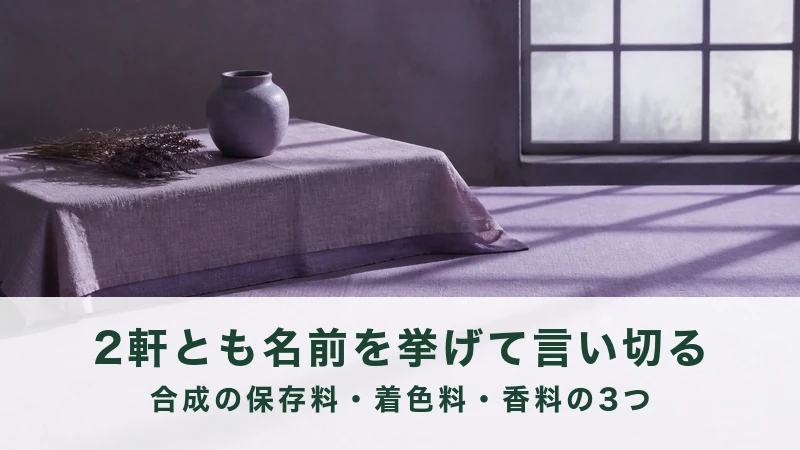 窓のある薄紫の部屋の低い台に壺が1つ