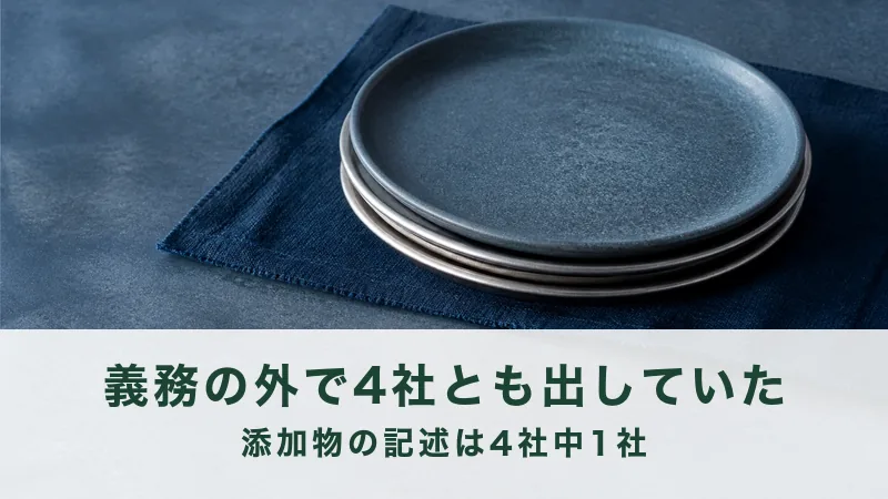 紺の敷布に濃い青の丸皿を4枚重ねた