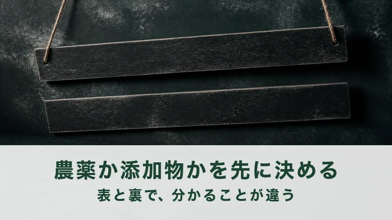黒ずんだ細長い板が2枚、麻紐で吊るされている