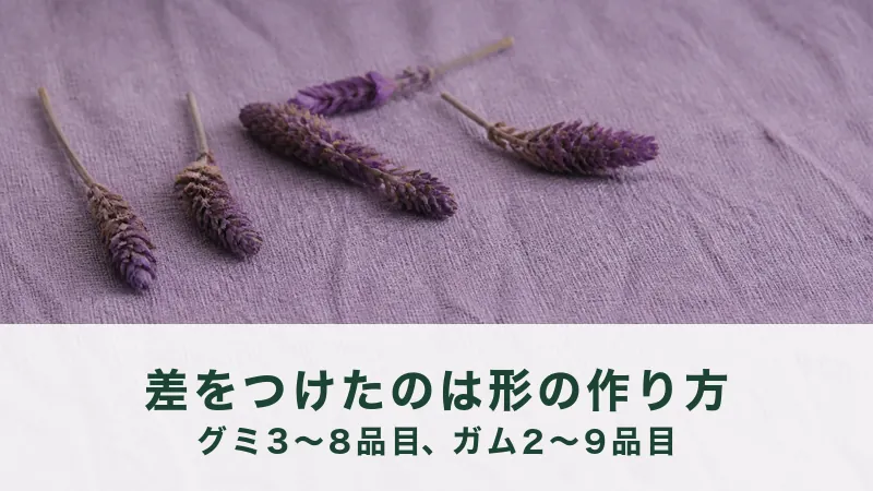 薄紫の粗いリネンの上に、乾いた紫の花穂が五本、間を空けて散らばっている