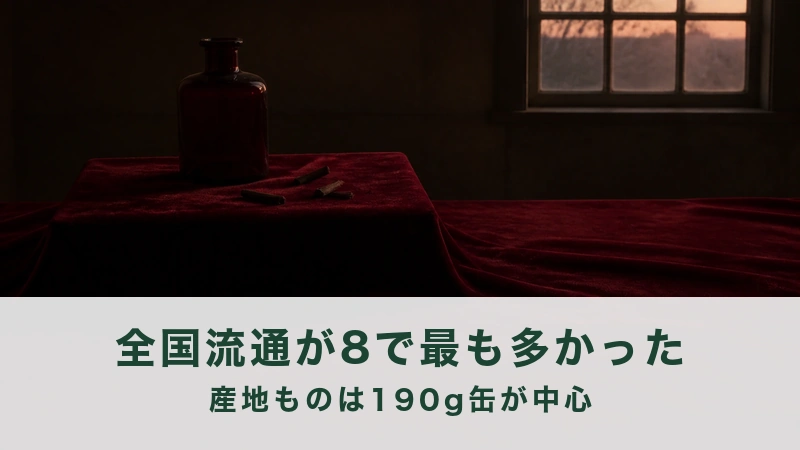 窓のある暗い部屋の赤い布の台に瓶が1本
