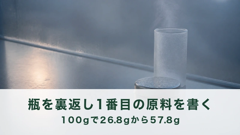 曇り窓ぎわの円い台に透明な筒が一つ立つ