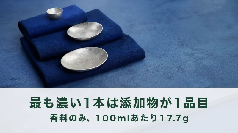 紺の布を三段に重ね銀の皿を大小三つ置いた