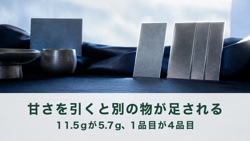 窓明かりの前に銀の角板と器を立て並べた
