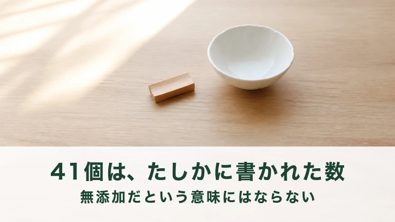 朝の光がさす食卓に置かれた白い器と木の箸置き