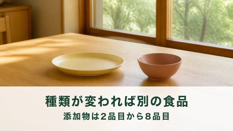 窓辺の木の机に、空の淡い黄色の平皿と茶色い小鉢が少し離れて置かれている