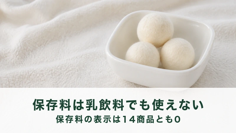白いタオルの上の小さな白い器に、丸い白い毛玉が3つ入っている