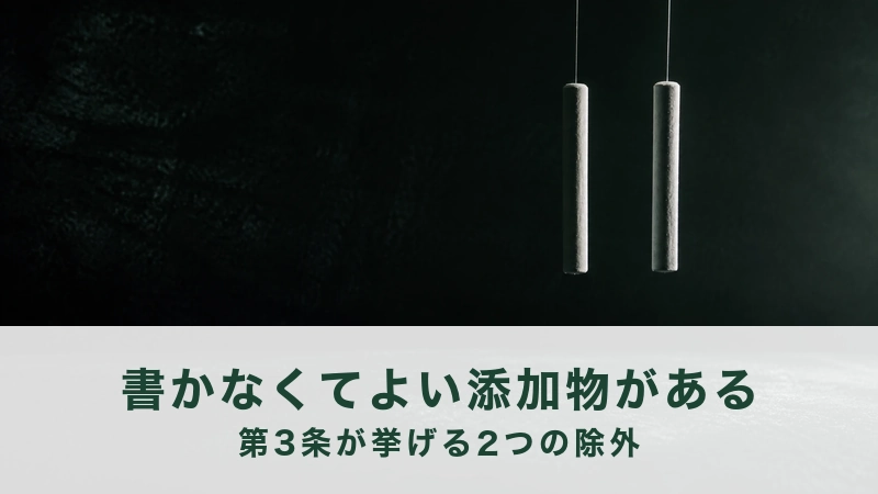 深い緑の黒板の前に、白いチョークが2本、細い糸でつるされている