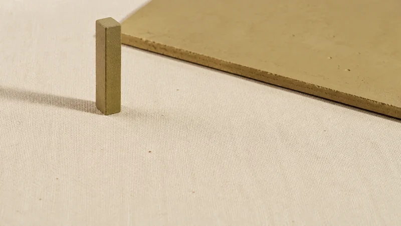 生成りの布に、黄土色の角柱が一本立てて置いてある