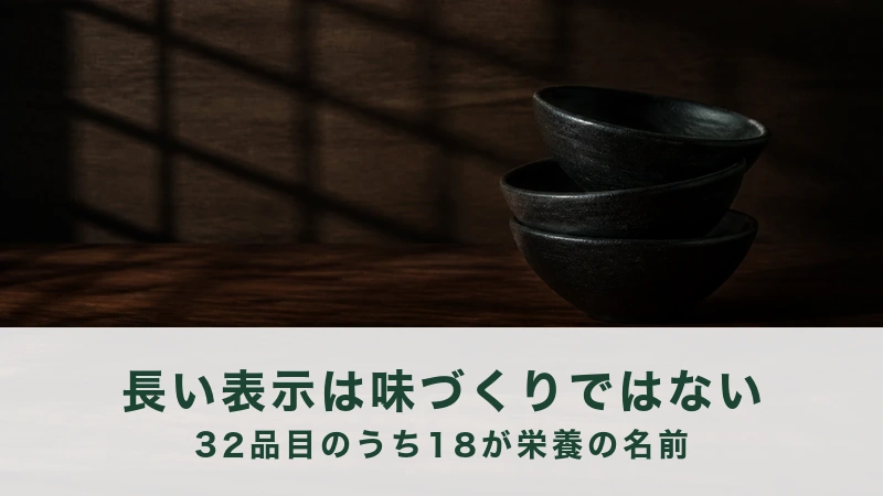 格子の影が落ちる木の台に、黒い小鉢が三枚崩し積みにされている