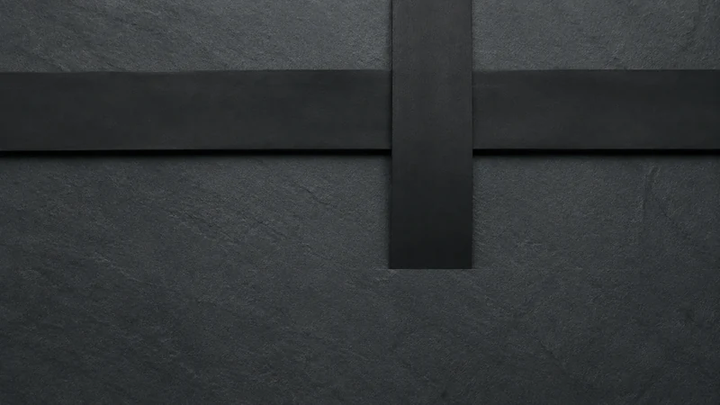 黒い石の面で、黒い帯が横と縦に十字へ交わっている