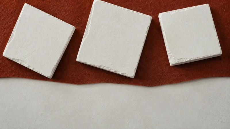 赤茶の布の上に白い厚みのある四角い板が三枚置かれる