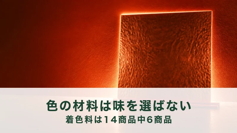 逆光の中、打ち出しの銅板が一枚立てかけられ、縁だけが細く光っている
