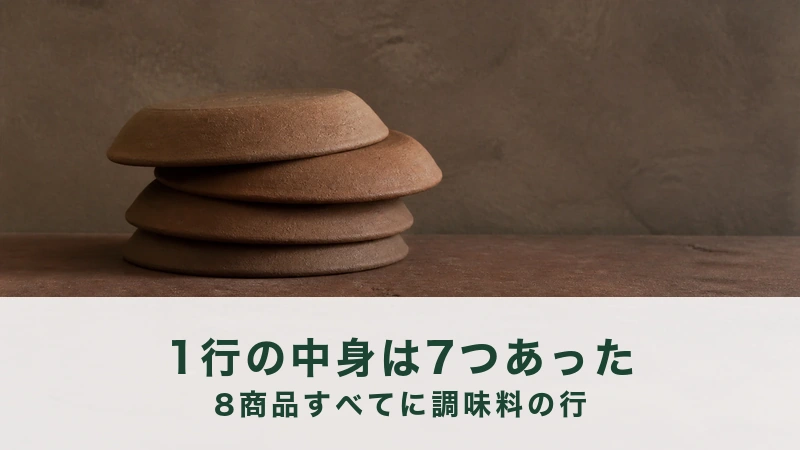曇りの光の下、素焼きの浅い皿が四枚、裏返しのまま不ぞろいに積んである