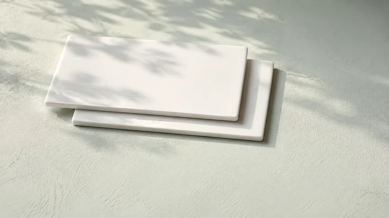 木もれ日の差す面に白い薄い板を三枚ずらして重ねた