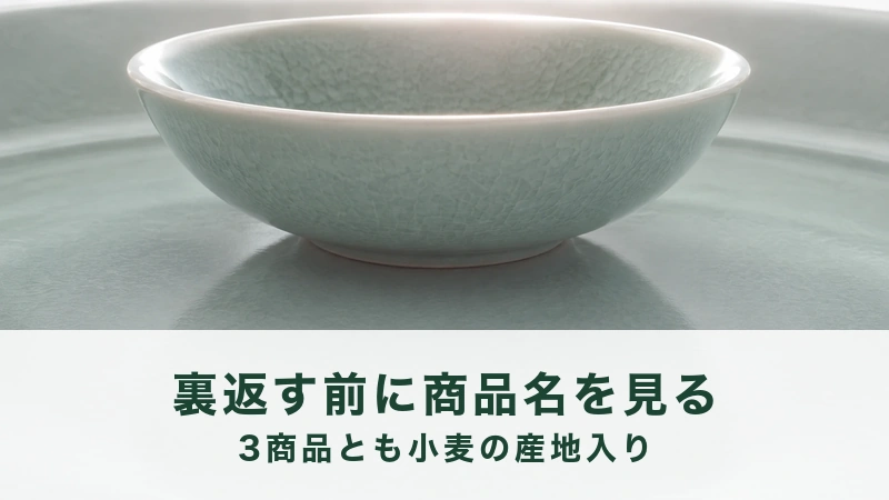 うすい灰色の丸い台の中央に、青緑の浅い鉢が1つだけのっている