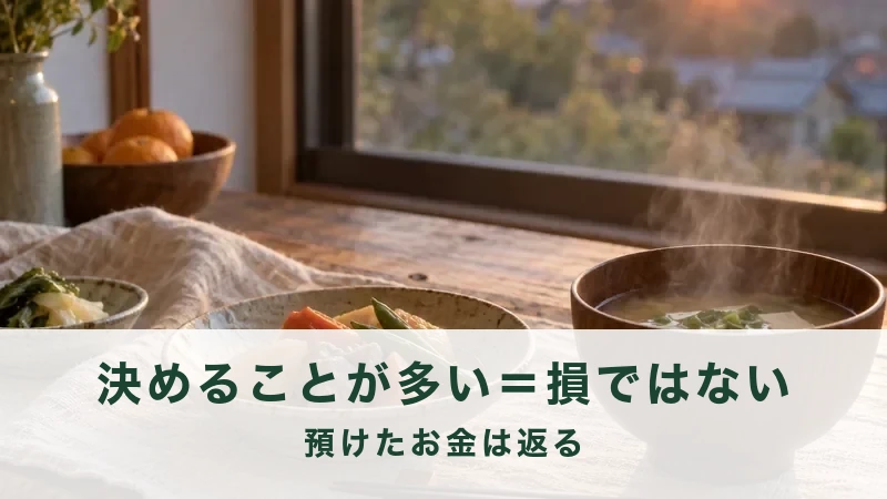 窓辺のテーブルに置かれた小皿の料理と湯気の立つ汁もの