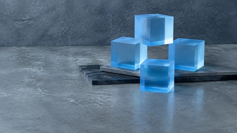 灰色の台に、水色の立方体が四つ積み上げてある