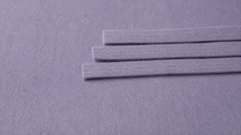 薄紫の布に斜めに重ねて置いた三本の細い棒