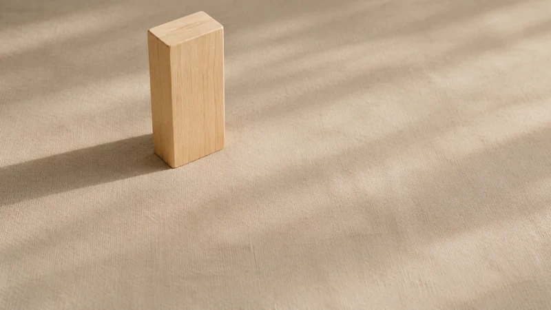 生成りの布の上に、白木の角材がひとつ立っている