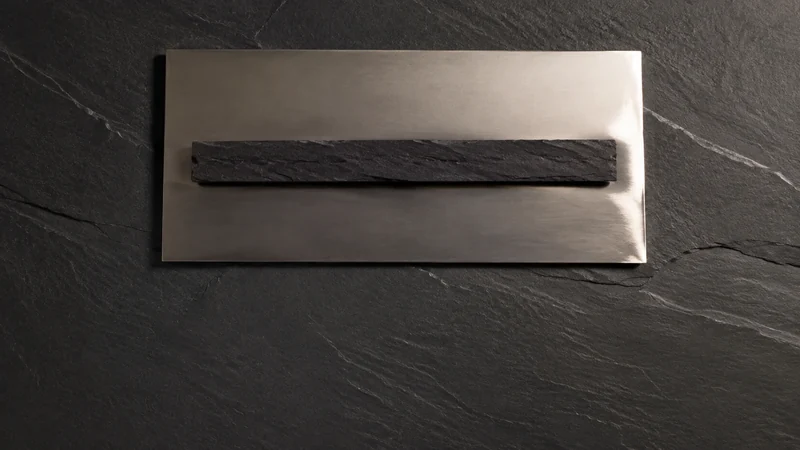黒いスレートに銀の板を敷き、その上に細い石を一本のせた