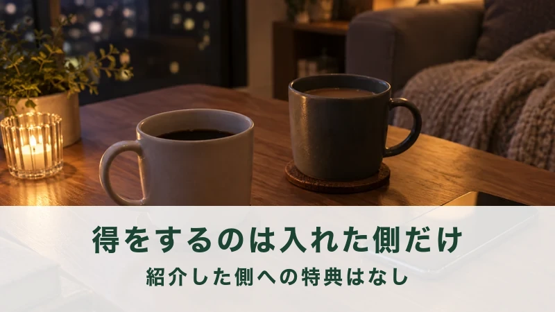 ふたつのマグカップと灯りが置かれた夜のテーブル